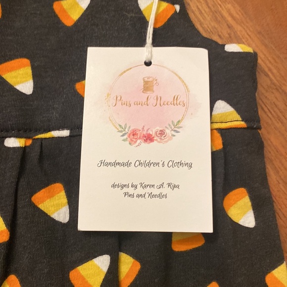 NWT Candy Corn Infant Halloween onesie. Size M- 12 M - Picture 2 of 7